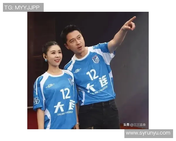 足球明星与粉丝亲密互动温馨瞬间分享头发的特别记忆